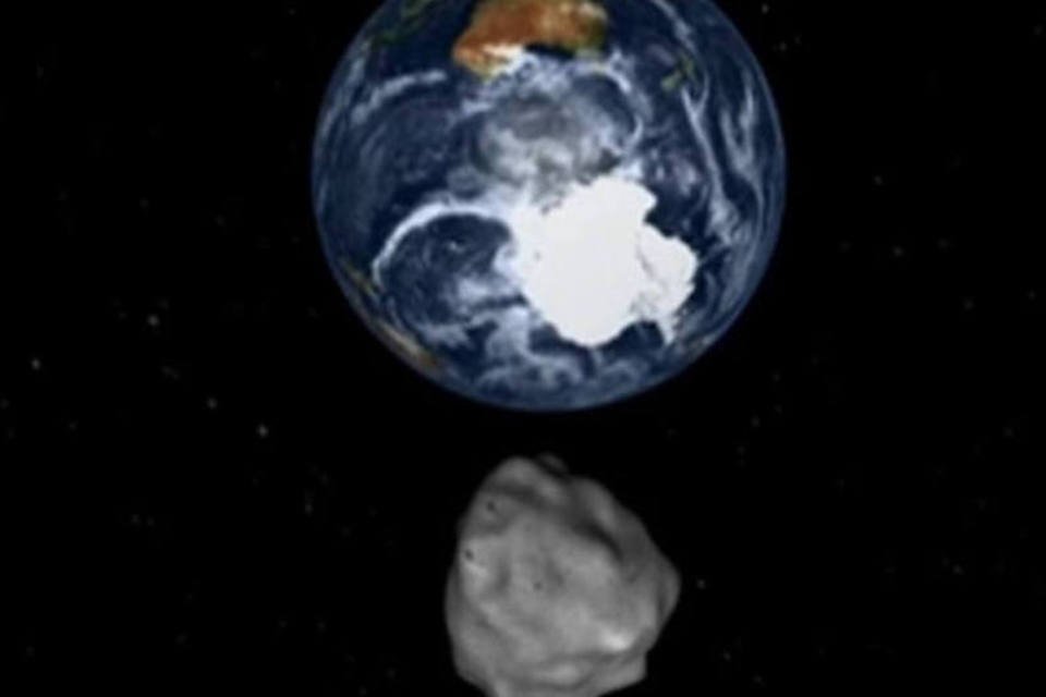 Ilustração mostra a aproximação do asteroide 2012 DA14 que passa pela Terra nesta sexta-feira (Reprodução/Exame.com/NASA)