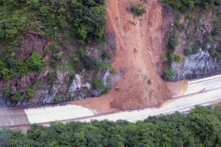 
	Deslizamento de terra em estrada no caminho para Acapulco: o M&eacute;xico &eacute; atingido por fortes chuvas desde o s&aacute;bado passado, que j&aacute; deixaram mais de 80 mortos no pa&iacute;s
 (Interior Ministry/AFP)
