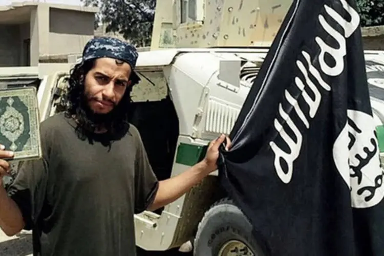 
	Abdelhamid Abaaoud: as investiga&ccedil;&otilde;es levaram a uma casa em Saint-Denis, sub&uacute;rbio de Paris
 (Reprodução/Dabiq)