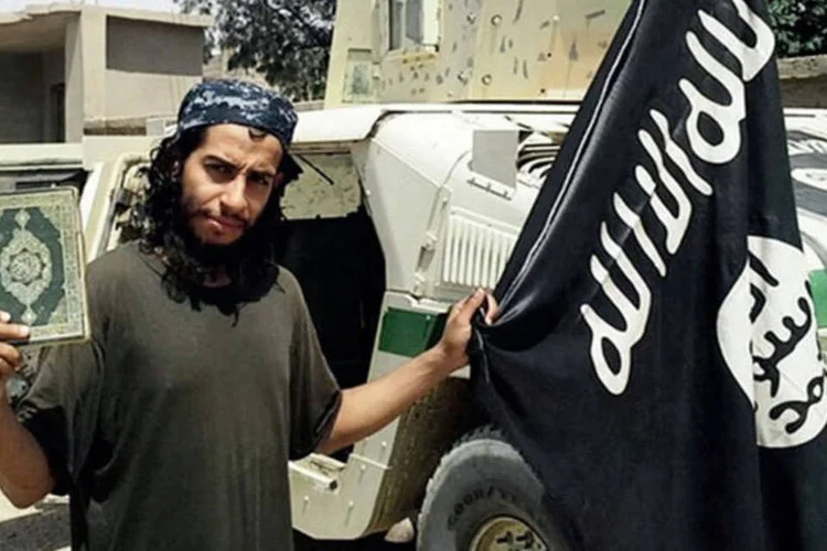 
	Abdelhamid Abaaoud, suposto c&eacute;rebro dos atentados em Paris
 (Reprodução/Dabiq)