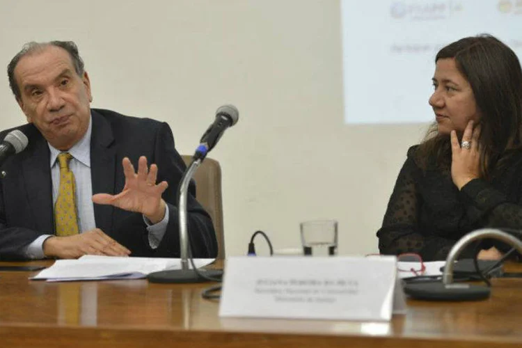 
	A secret&aacute;ria do Minist&eacute;rio da Justi&ccedil;a, Juliana Pereira da Silva, e o senador Aloysio Nunes Ferreira no semin&aacute;rio sobre prote&ccedil;&atilde;o de dados na internet
 (Elza Fiúza/Agência Brasil)