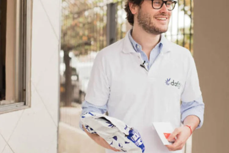 
	O s&oacute;cio e cofundador da Dafiti Malte Huffmann realiza entrega de produto pelo programa &quot;Dia do Cliente&quot;
 (Divulgação)