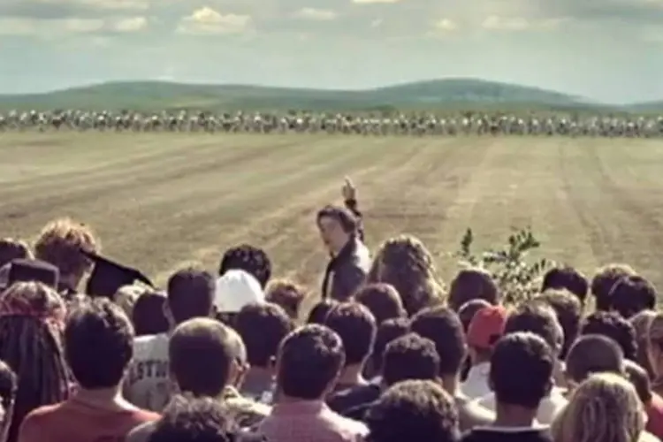 Trecho do vídeo "Encontros", da campanha "Dafra - Você por cima", produzida pela Loducca em 2009, e com participação do ator Wagner Moura (Reprodução)