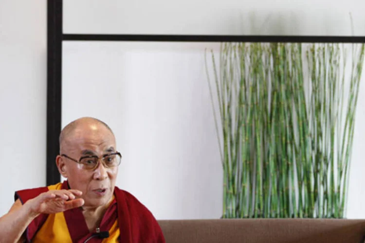 
	&quot;Acho que n&atilde;o h&aacute; alternativa exceto alguma mudan&ccedil;a pol&iacute;tica, portanto uma reforma pol&iacute;tica. A reforma econ&ocirc;mica j&aacute; est&aacute; a&iacute;&quot;, disse o Dalai Lama
 (Yuriko Nakao/Reuters)