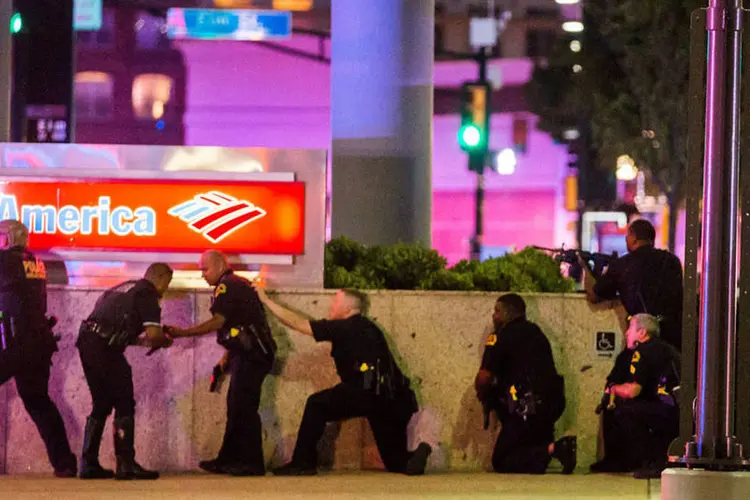 
	Pol&iacute;cia de Dallas em tiroteio com atirador ap&oacute;s ataque em protesto
 (Reuters)
