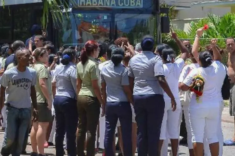 As ativistas foram detidas por dezenas de policiais uniformizados e à paisana, em meio a uma contramanifestação de partidários do governo (Francisco Jara/AFP)