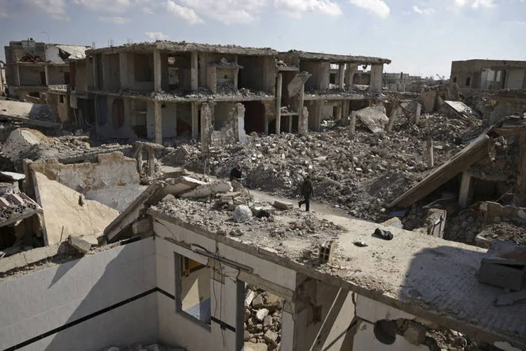 
	Destri&ccedil;&atilde;o na S&iacute;ria: as For&ccedil;as Armadas tamb&eacute;m enfrentam no leste de Aleppo o EI, que tem o dom&iacute;nio de v&aacute;rias localidades
 (Bassam Khabieh / Reuters)