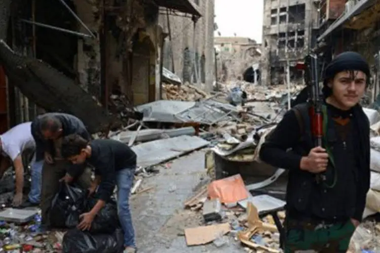 Rebelde sírio em rua destruída de Alepo no dia 12 de novembro
 (Philippe Desmazes/AFP)
