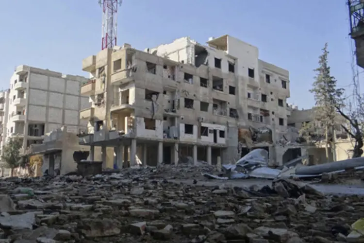 
	Pr&eacute;dios destru&iacute;dos pelos ativistas: antes, os insurgentes haviam varrido a vizinha cidade de Tabqa, rebatizada de Al Thawra (Revolu&ccedil;&atilde;o)
 (Bassam Al-Erbeeni/Shaam News Network/Reuters)