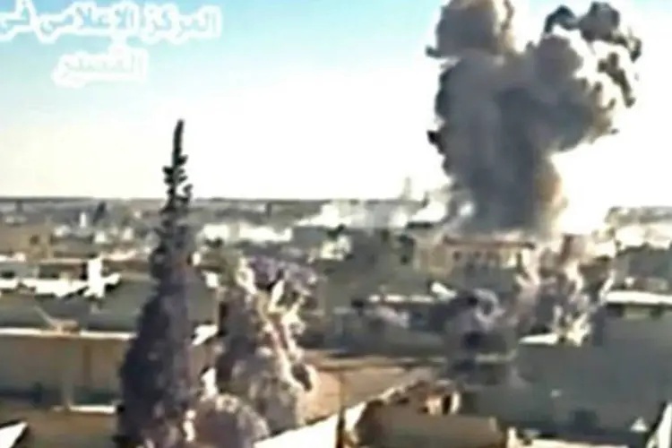 Imagem de vídeo divulgado no Youtube mostra combates na cidade de Qousseir, na Síria, em 26 de maio (AFP)