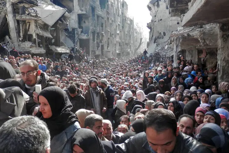 
	Refugiados em Damasco, na S&iacute;ria, esperam para receber ajuda: a ONU tamb&eacute;m acusou o governo de obstruir a entrega de assist&ecirc;ncia humanit&aacute;ria
 (United Nation Relief and Works Agency via Getty Images)