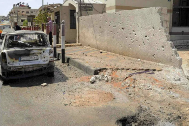 Estragos provocados pela explosão de um carro-bomba em Damasco, na Síria, em 24 de abril de 2013 (REUTERS/SANA)
