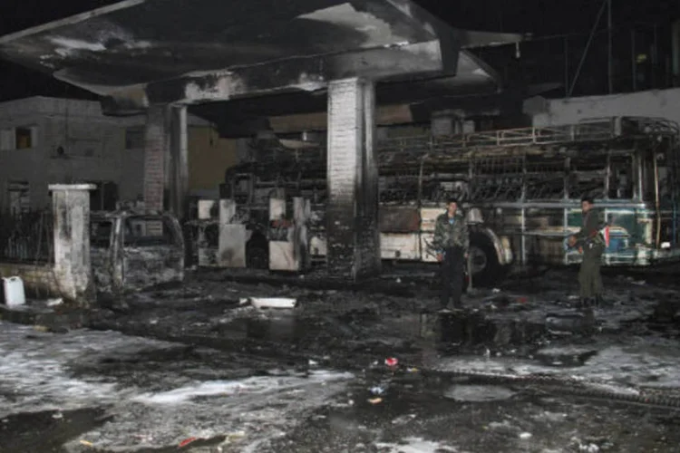 A explosão de um carro-bomba em um posto de gasolina em Damasco causou destruição  em vários veículos e edifícios próximos ao local (REUTERS/Sana)