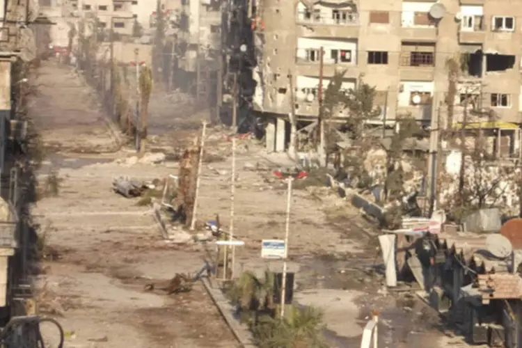 
	Vista de pr&eacute;dios danificados por m&iacute;sseis, que segundo ativistas, foram lan&ccedil;ados por jatos da for&ccedil;a a&eacute;rea leal ao presidente Basahar al-Assad
 (Kenan Al-Derani/Shaam News Network/Reuters)