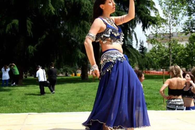 Dançarina de dança do ventre: Tão milenar quanto as Pirâmides, a dança do ventre reuniu dançarinas de todos os continentes (Getty Images)