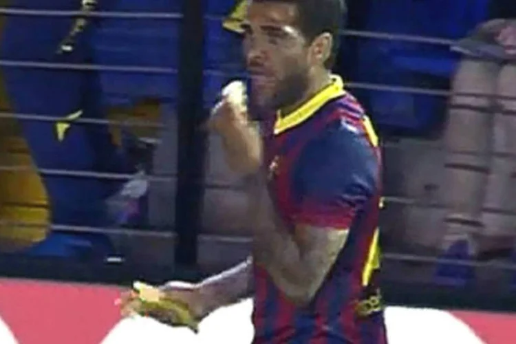 
	O jogador brasileiro do Barcelona, Daniel Alves, come uma banana
 (Reprodução TV)
