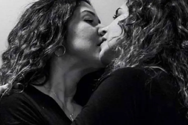 A cantora Daniela Mercury beija a namorada Malu Verçosa em publicação no Instagram: "é proibido beijar no Brasil, é?" (Reprodução/ Instagram)