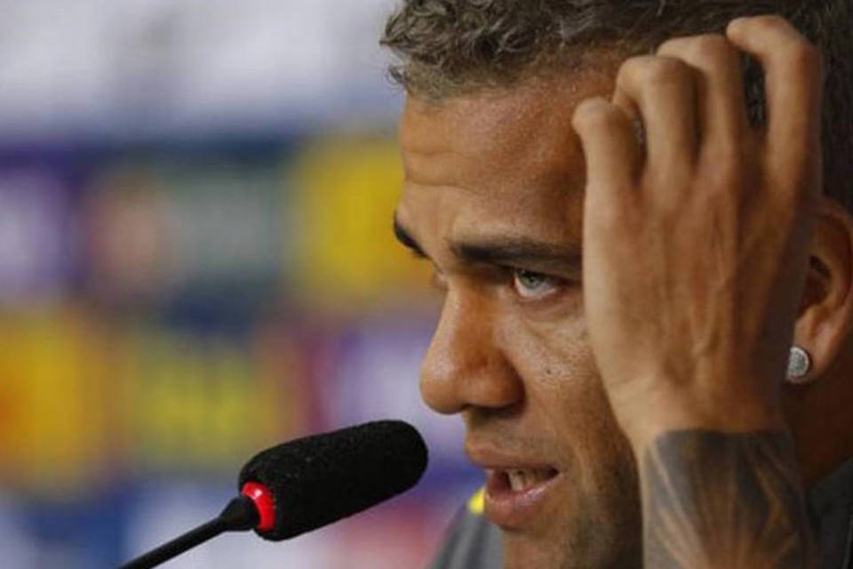 Daniel Alves defende a seleção e rebate críticas