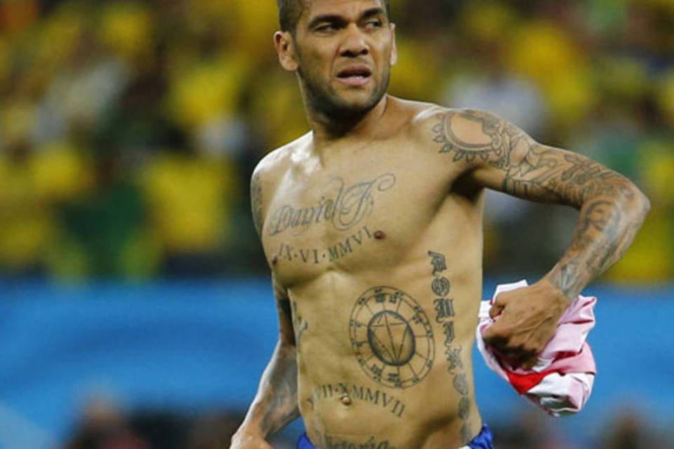 Tatuagens de Daniel Alves chamam a atenção após jogo