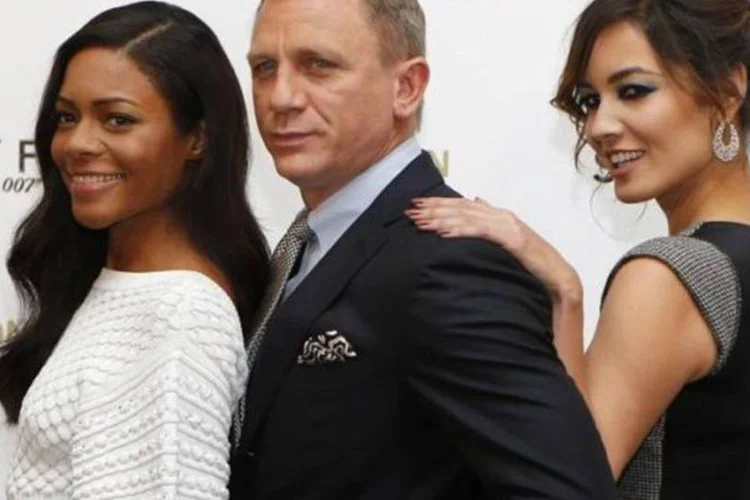 
	Ator Daniel Craig posa para foto com atrizes Naomie Harris e Berenice Marlohe durante evento para promover o filme &quot;Skyfall&quot; em hotel no centro de Londres, Inglaterra
 (Andrew Winning/Reuters)