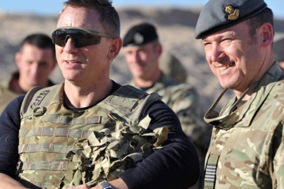 "007" visita tropas britânicas no Afeganistão