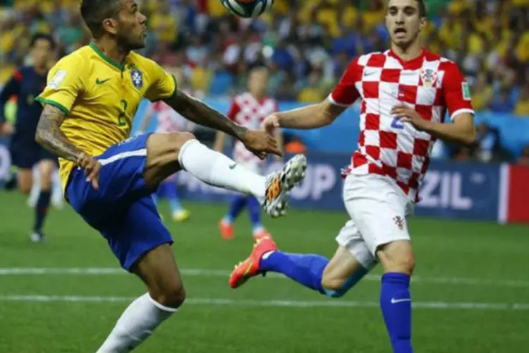 Daniel Alves em jogo contra Croácia: "no geral, acho que fomos bem" (Kai Pfaffenbach/Reuters)
