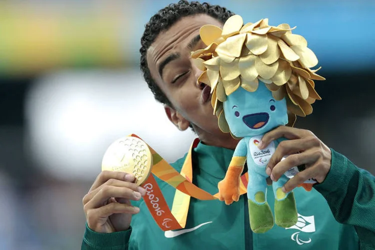 
	Daniel: ap&oacute;s o ouro, Fabio Bordignon (classe T35) e Ver&ocirc;nica Hip&oacute;lito (T38) ficaram com a prata em suas respectivas corridas dos 100 m rasos
 (Alexandre Loureiro/Getty Images)