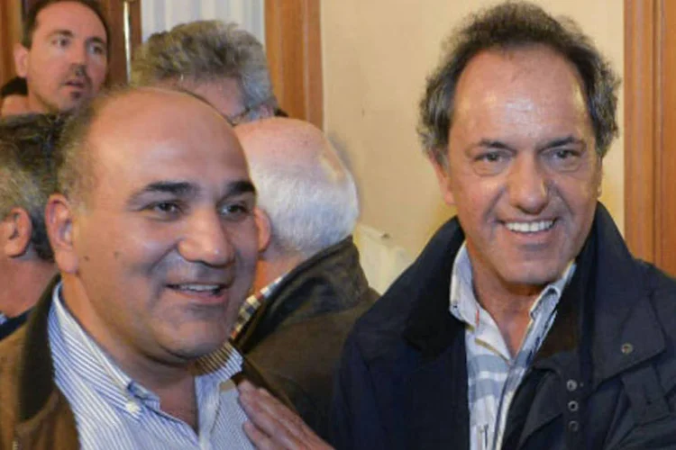 
	Daniel Scioli (D) e Juan Manzur: queima de urnas e den&uacute;ncias de supostas irregularidades marcaram a vota&ccedil;&atilde;o no domingo, para a qual foram convocados 1,1 milh&atilde;o de eleitores
 (AFP / Dami Darras)