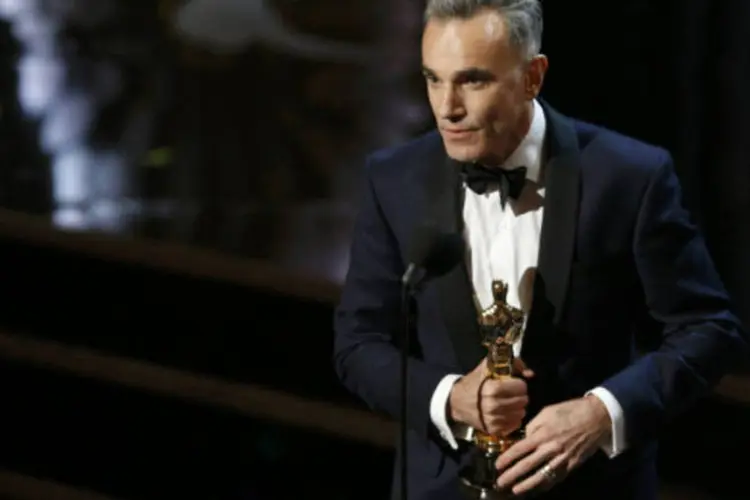 Daniel Day Lewis recebe o Oscar de melhor ator por seu papel em "Lincoln" (REUTERS / Mario Anzuoni)