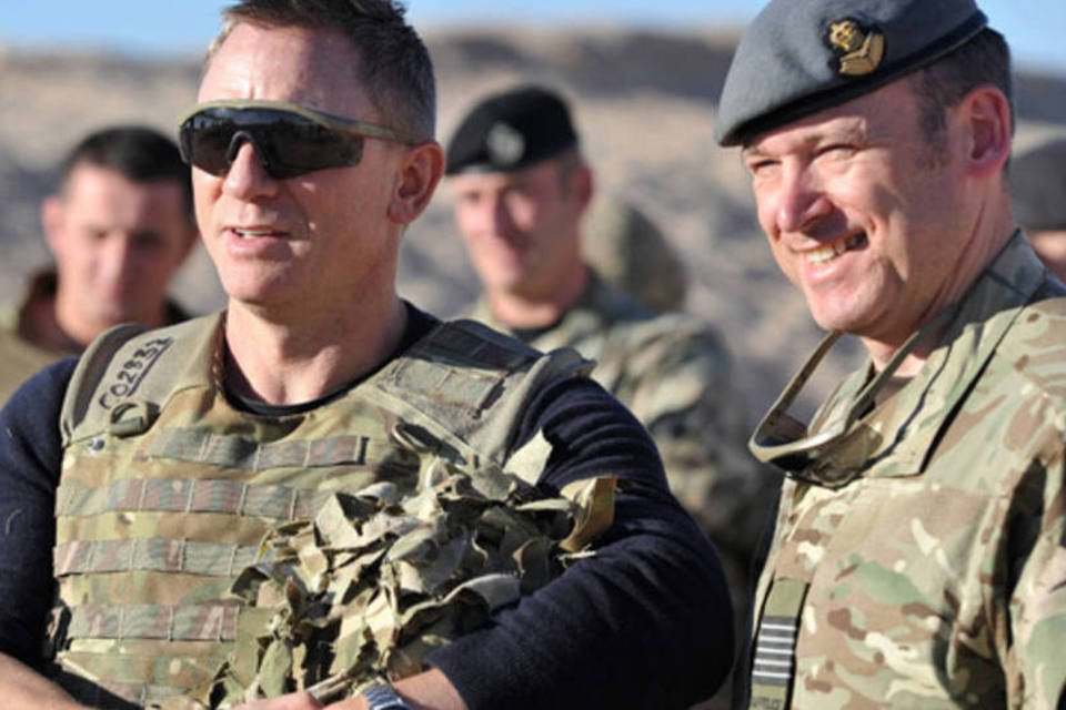 Ator de James Bond visita tropas britânicas no Afeganistão