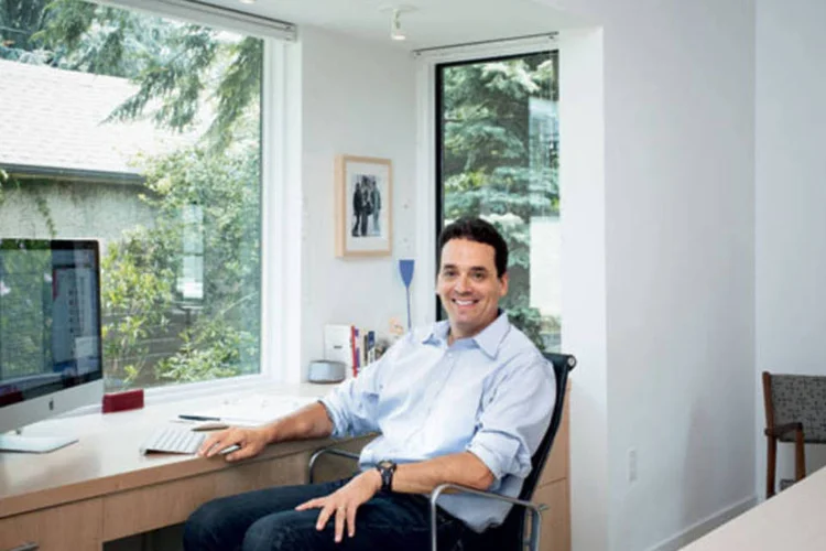 Daniel Pink: "Você precisa ajudar a pessoa a melhorar a vida dela. Se souber conduzir esse processo de forma tranquila, vai vender e ter bons resultados." (Divulgação)