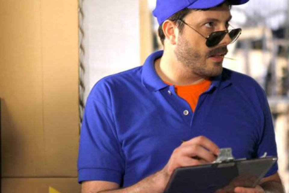 Danilo Gentili vira caminhoneiro para promover talk show