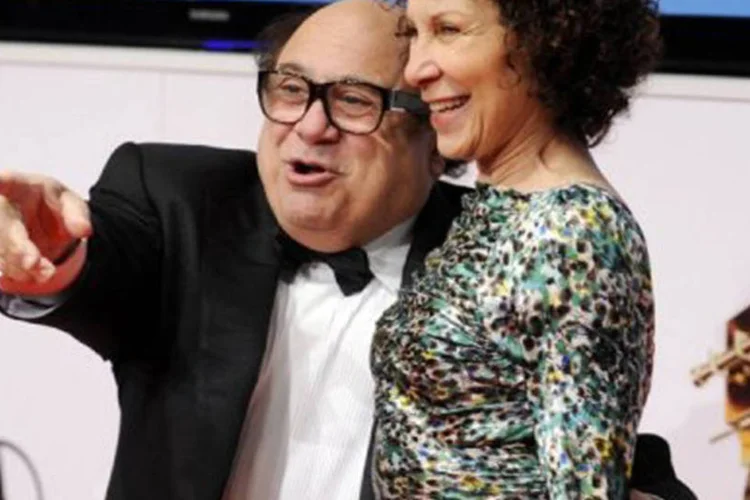 Danny DeVito e Rhea perlman: a atriz Rhea Perlman, de 64 anos, ficou famosa por seus papéis na televisão, incluindo na série "Cheers", dos anos 1990 (©DDP/AFP/arquivo / Berthold Stadler)