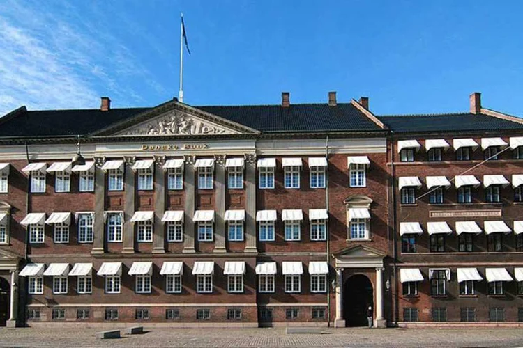 
	Danske Bank: Analistas esperavam que a Maersk vendesse alguns ativos como parte de sua estrat&eacute;gia atual de se concentrar nos neg&oacute;cios centrais
 (Wikimedia Commons)