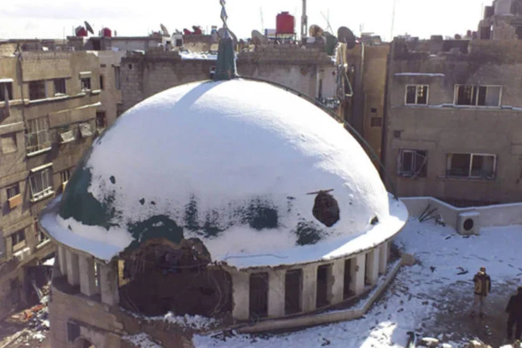 
	Mesquita danificada em Daraya: segundo a ONU, mais de 60.000 pessoas foram mortas durante a revolta de 21 meses no pa&iacute;s
 (Kenan Al-Derani/Shaam News Network/Divulgação)