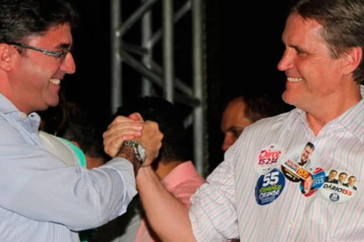 O candidato ao Senado pelo PMDB (d), Dário Berger, cumprimenta eleitor (Divulgação)