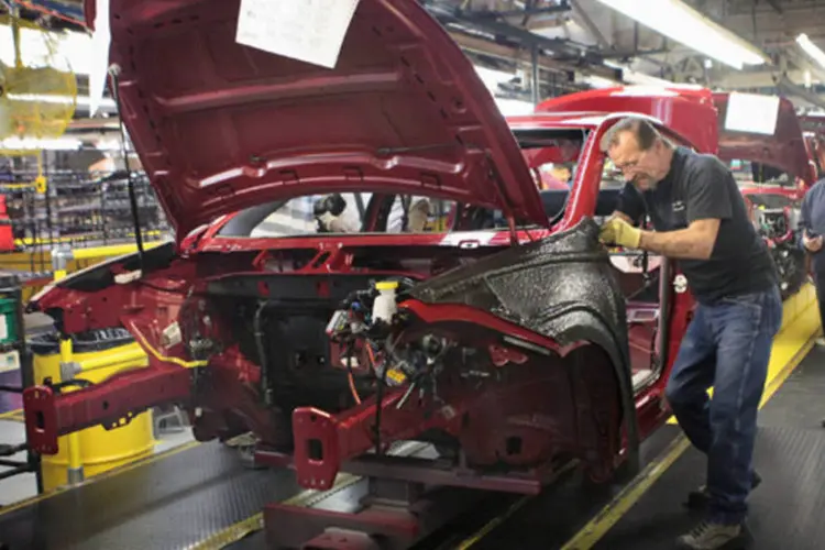 
	Trabalhadores na produ&ccedil;&atilde;o do Dodge Dart na f&aacute;brica de montagem da Chrysler em Illinois: folhas de pagamento excluindo o setor agr&iacute;cola aumentaram em 165 mil empregos no m&ecirc;s passado
 (Scott Olson/Getty Images)