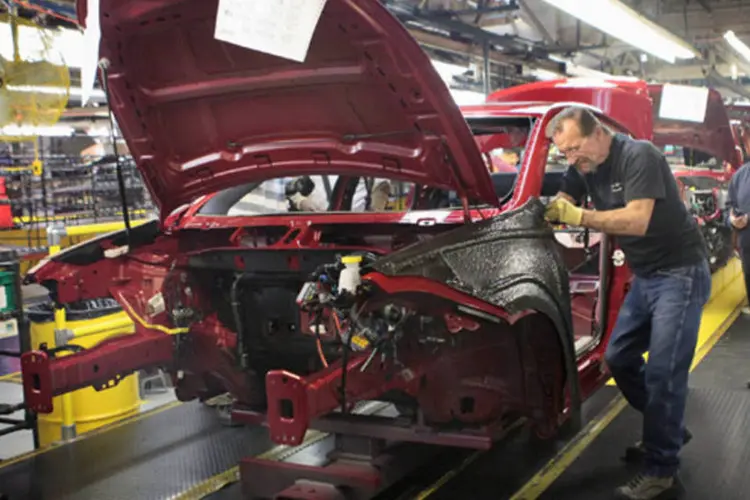 Trabalhadores na produção do Dodge Dart na fábrica de montagem da Chrysler em Belvidere, Illinois (Scott Olson/Getty Images)