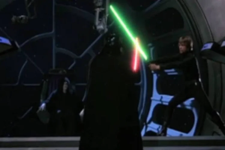 Luta com sabres de luz em "Star Wars": a espada usada pelos atores nas gravações era pesada “como uma excalibur” (Reprodução/YouTube/Star Wars)