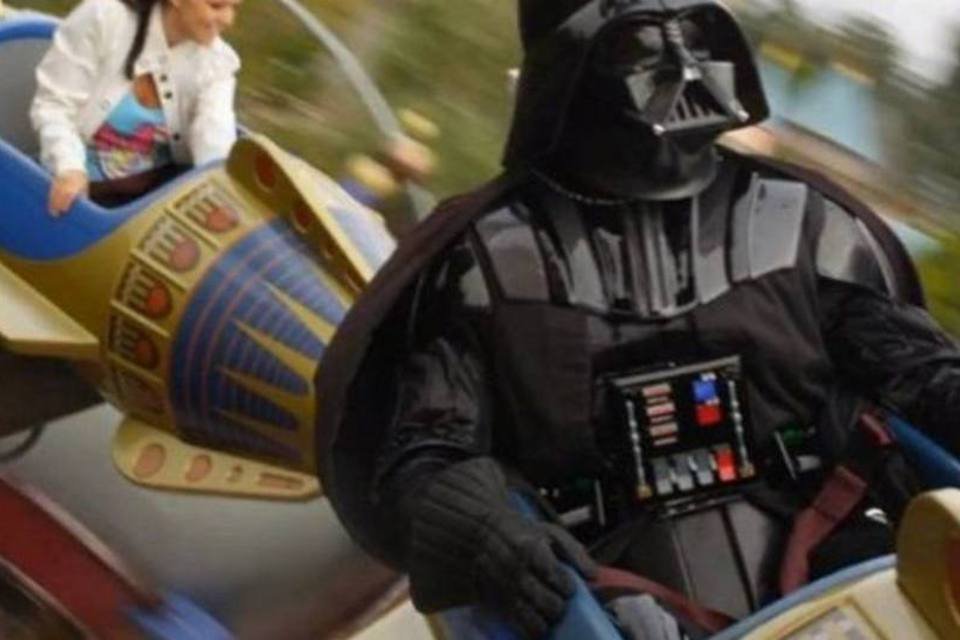 Darth Vader: personagem aparece visitando a Disneyland em vídeo da Disney (Reprodução)