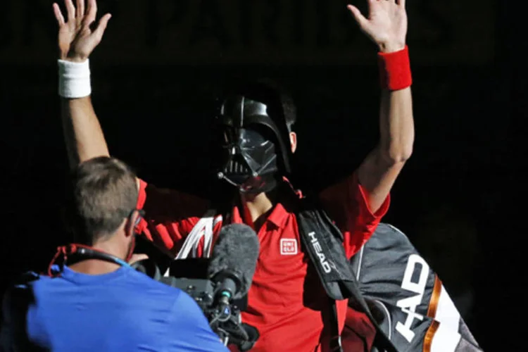O tenista Djokovic usa máscara de Darth Vader: Djokovic já entrou em quadra outras vezes utsando máscaras de Michael Jackson e do Fantasma da Ópera (REUTERS)