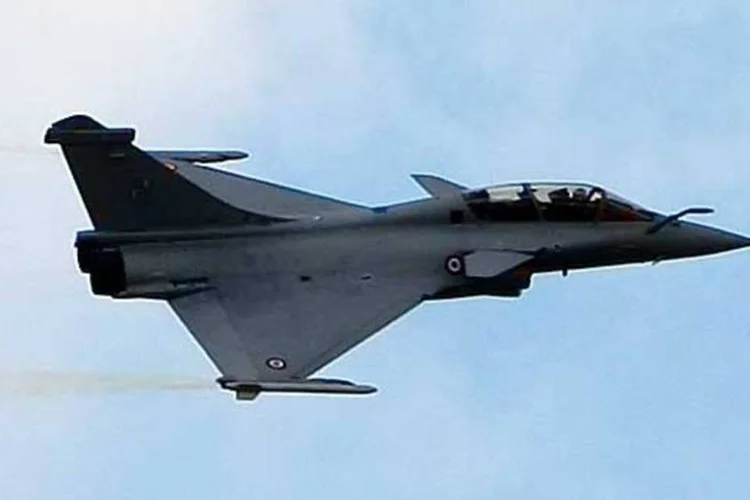 Um Rafale, da Dassault, voa sobre Paris. Esse caça pode carregar uma variedade de armamentos sob as asas e conta com sistemas eletrônicos avançados para dificultar sua detecção pelo radar (Mokrani / Divulgação)