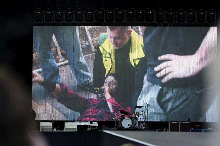 O líder da banda de rock Foo Fighters, Dave Grohl, durante show com a perna quebrada (Erik Abel/TT News Agency/Reuters)