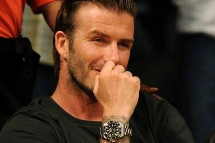 Em outra foto publicada na conta da esposa Victoria, no Twitter, David Beckham segura sua recém-nascida nas mãos e posa, nariz com nariz (Getty Images)