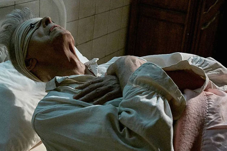 
	David Dowie: no inquietante clipe, Bowie aparece com os olhos vendados, levitando na cama de um hospital psiqui&aacute;trico
 (Facebook David Bowie / Divulgação)