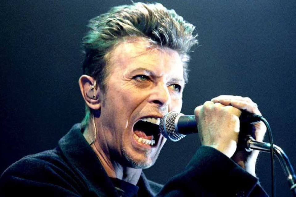 Coral de 500 pessoas canta Space Oddity em homenagem a Bowie