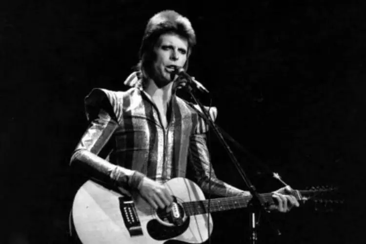 
	David Bowie: &quot;Adeus David Bowie. Agora est&aacute; entre #Heroes. Obrigado por ter ajudado a fazer o muro cair&quot;, escreveu o minist&eacute;rio alem&atilde;o
 (Express/Express/Getty Images)