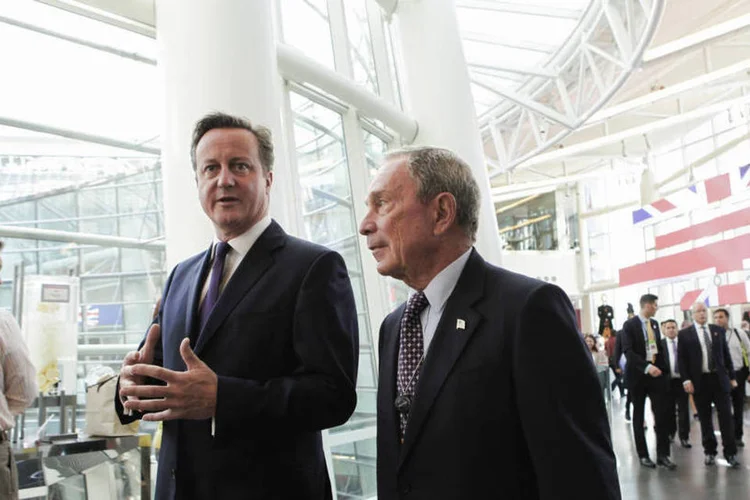 David Cameron conversa com Michael Bloomberg, ex-prefeito de Nova York (Christopher Goodney/Reuters)