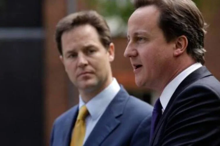 O primeiro-ministro britânico, David Cameron (dir.), ao lado do líder do Partido Liberal Democrata, Nick Clegg (esq.), durante entrevista coletiva.  (.)