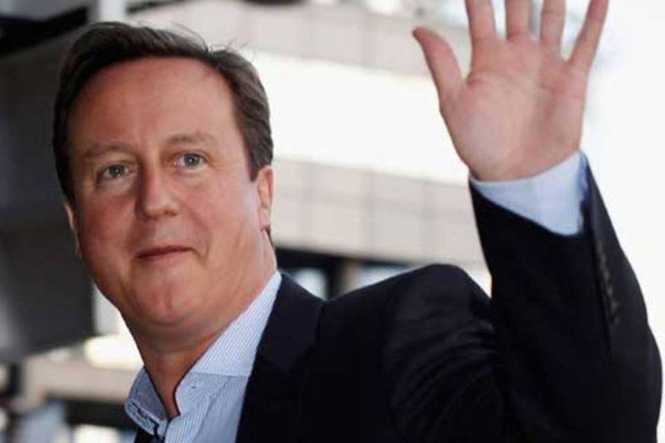 Cameron pede ações na zona do euro e defende cortes britânicos
